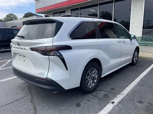 2024 Toyota Sienna XLE 8 Passenger