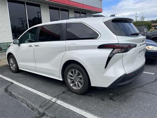 2024 Toyota Sienna XLE 8 Passenger
