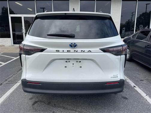 2024 Toyota Sienna XLE 8 Passenger