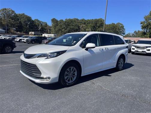 2024 Toyota Sienna XLE 8 Passenger
