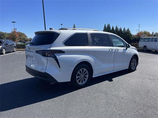 2024 Toyota Sienna XLE 8 Passenger