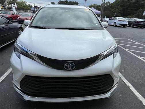 2024 Toyota Sienna XLE 8 Passenger