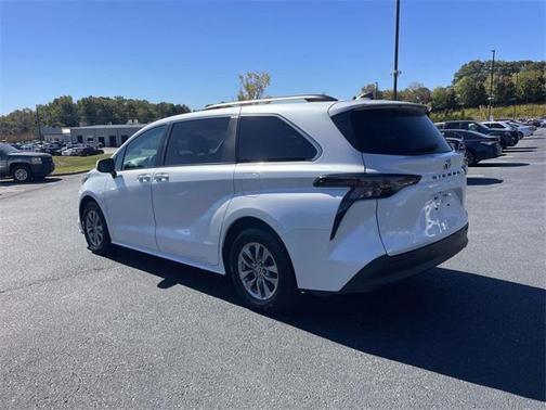 2024 Toyota Sienna XLE 8 Passenger
