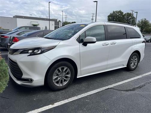 2024 Toyota Sienna XLE 8 Passenger