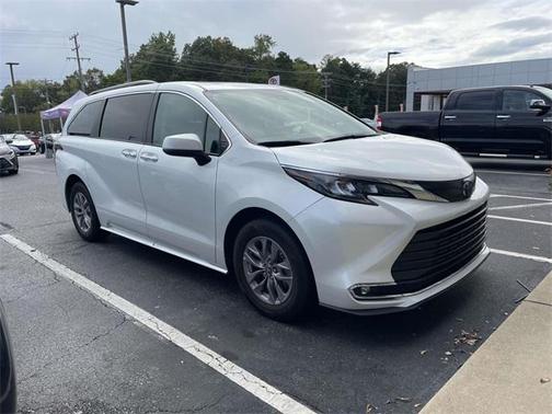 2024 Toyota Sienna XLE 8 Passenger