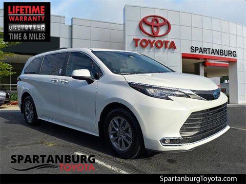2024 Toyota Sienna XLE 8 Passenger