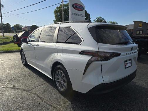2024 Toyota Sienna XLE 8 Passenger