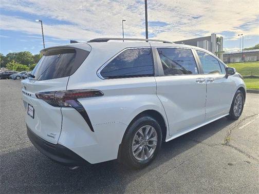 2024 Toyota Sienna XLE 8 Passenger