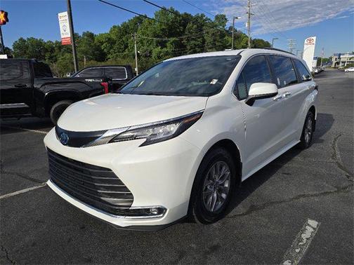 2024 Toyota Sienna XLE 8 Passenger