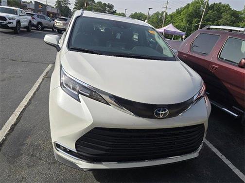 2024 Toyota Sienna XLE 8 Passenger