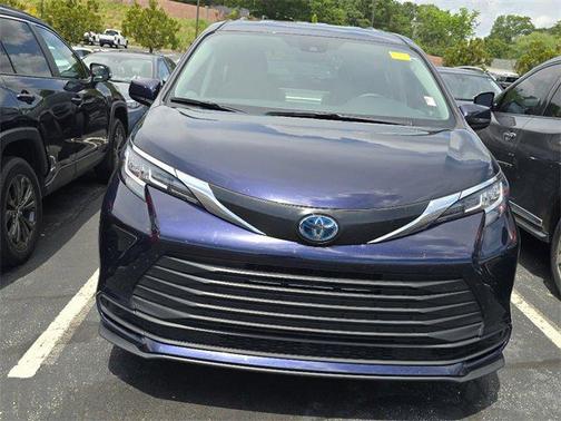 2023 Toyota Sienna LE