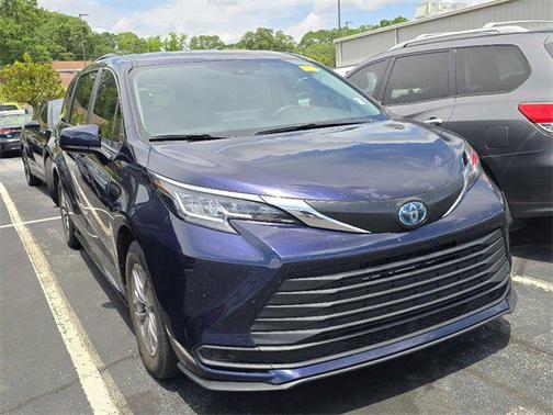 2023 Toyota Sienna LE
