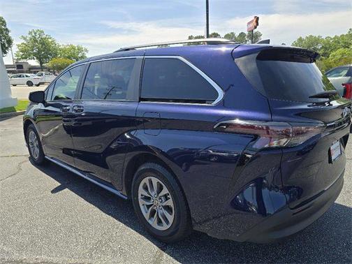 2023 Toyota Sienna LE