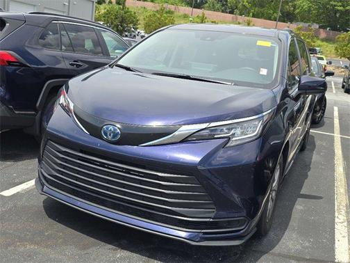 2023 Toyota Sienna LE