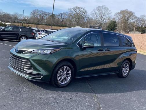 2025 Toyota Sienna LE