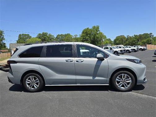 2023 Toyota Sienna Woodland Edition