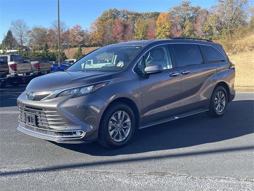 2024 Toyota Sienna XLE