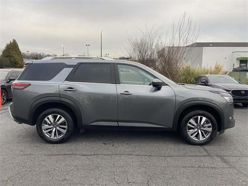 2025 Nissan Pathfinder SL FWD