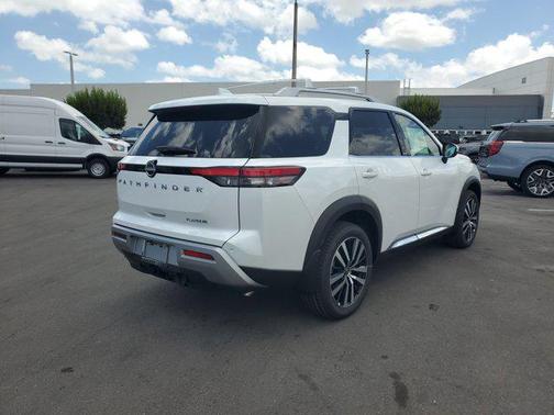 2025 Nissan Pathfinder Platinum FWD