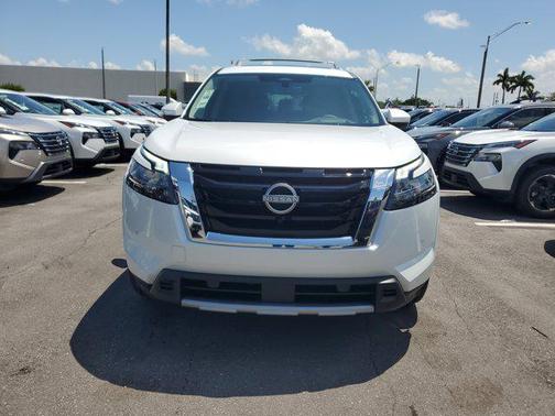 2025 Nissan Pathfinder Platinum FWD