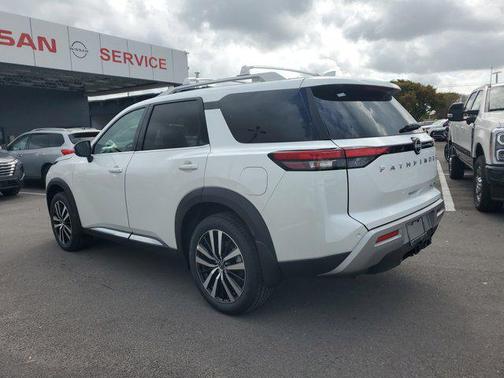 2025 Nissan Pathfinder Platinum FWD