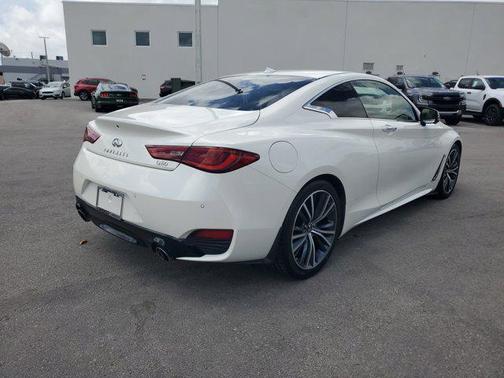 2022 INFINITI Q60 LUXE