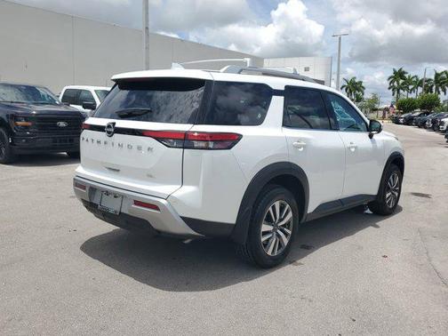 2025 Nissan Pathfinder SL FWD