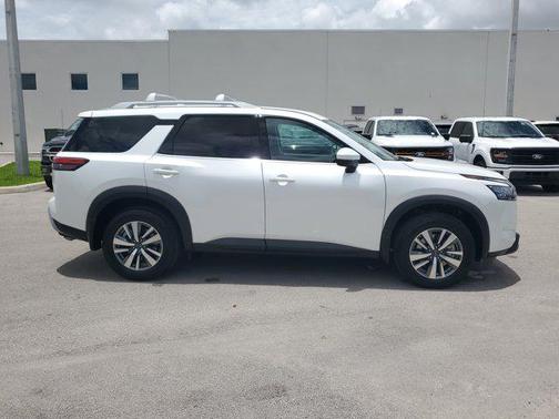 2025 Nissan Pathfinder SL FWD