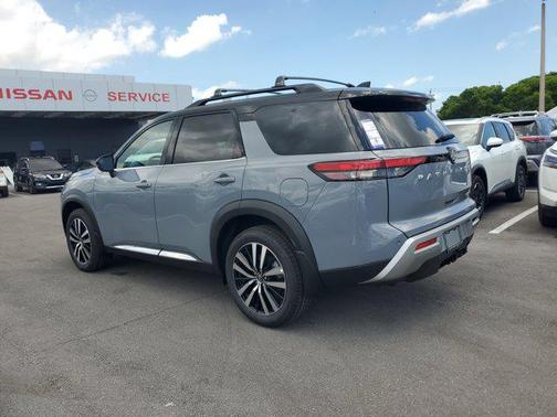 2025 Nissan Pathfinder Platinum FWD