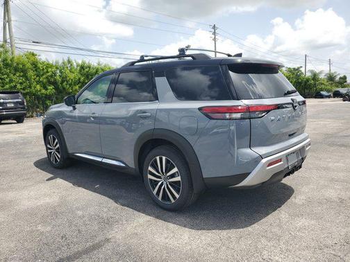 2025 Nissan Pathfinder Platinum FWD