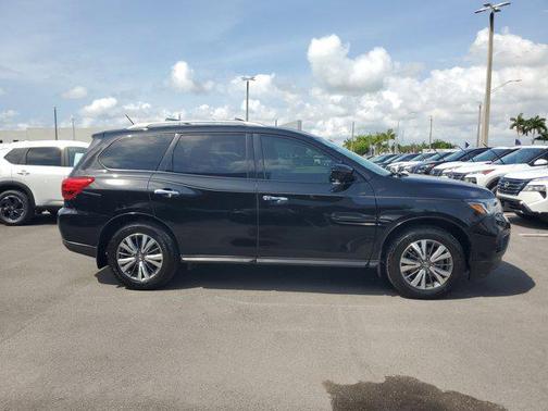 2017 Nissan Pathfinder SV