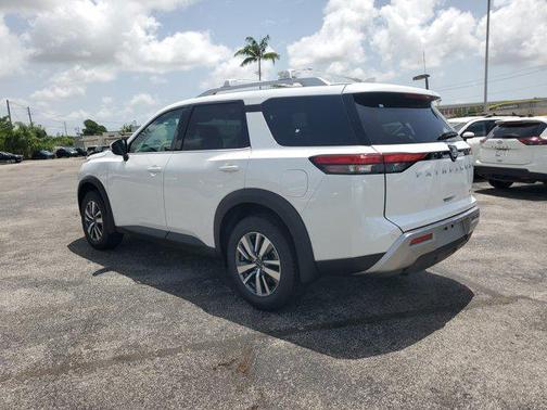 2025 Nissan Pathfinder SL FWD