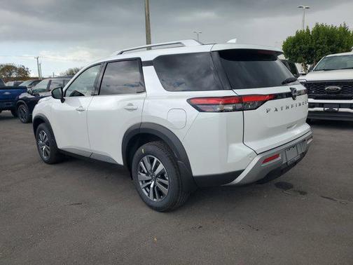 2025 Nissan Pathfinder SL FWD