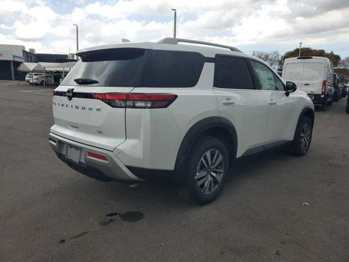 2025 Nissan Pathfinder SL FWD