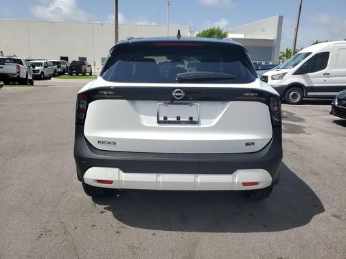 2025 Nissan Kicks SR