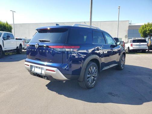 2025 Nissan Pathfinder SL FWD