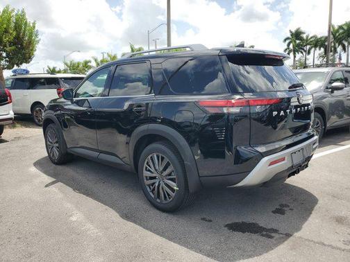 2025 Nissan Pathfinder SL FWD