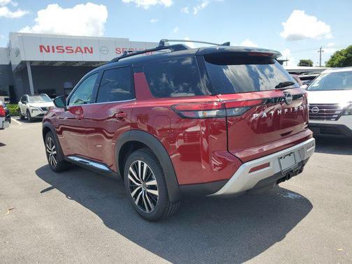 2025 Nissan Pathfinder Platinum FWD