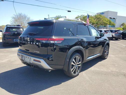 2025 Nissan Pathfinder Platinum FWD