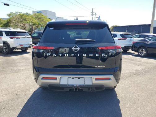 2025 Nissan Pathfinder Platinum FWD
