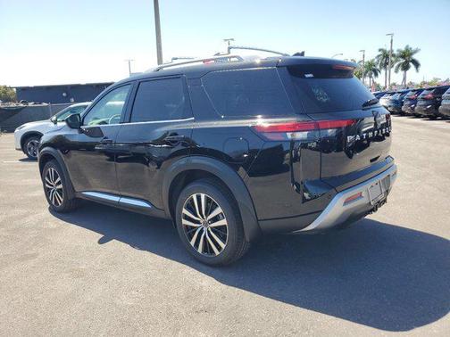 2025 Nissan Pathfinder Platinum FWD