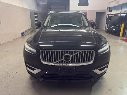 2023 Volvo XC90 B5 Plus