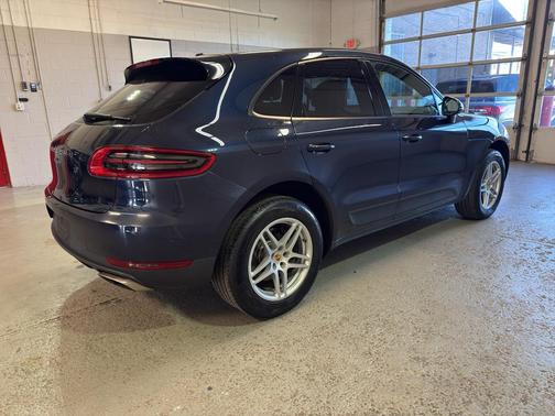 Night Blue Metallic 2017 Porsche Macan Macan