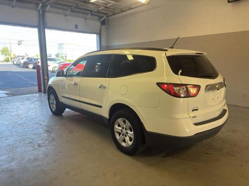 White 2014 Chevrolet Traverse LS