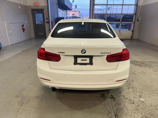 Alpine White 2017 BMW 320 i
