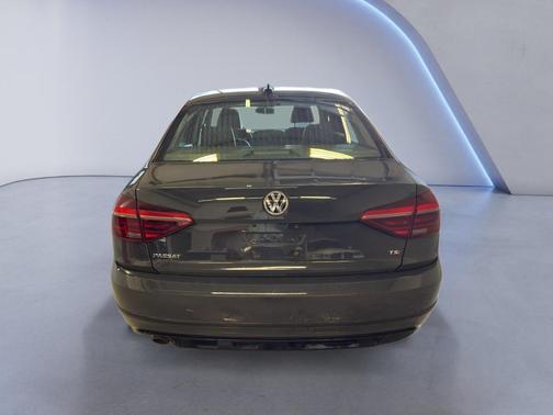 Platinum Gray Metallic 2018 Volkswagen Passat 2.0T R-Line
