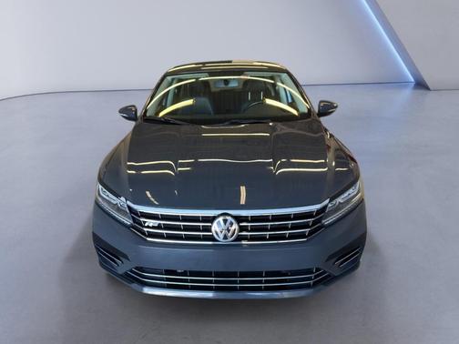 Platinum Gray Metallic 2018 Volkswagen Passat 2.0T R-Line