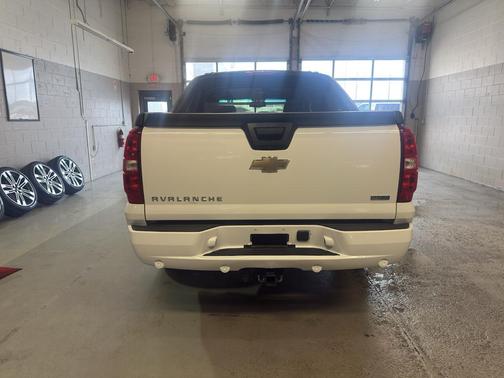 Summit White 2011 Chevrolet Avalanche 1500 LT