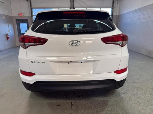 Dazzling White 2017 Hyundai TUCSON SE