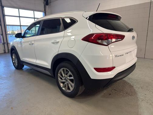 Dazzling White 2017 Hyundai TUCSON SE